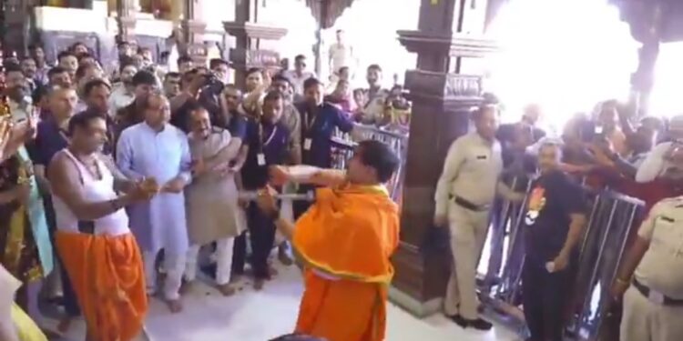 महाकाल की नगरी में CM मोहन यादव ने किया गेर का पूजन, ध्वजा और शस्त्रों को किया नमन VIDEO