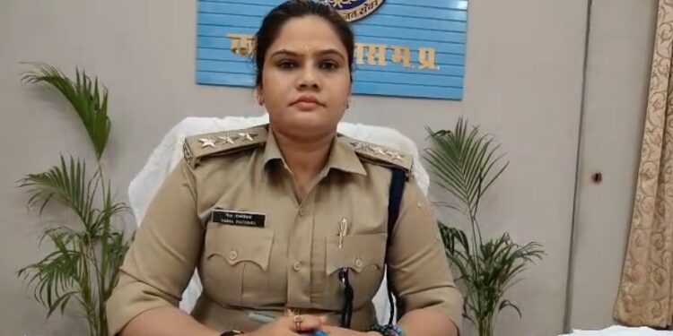 कटनी में पड़ोसी ने की शराब के नशे में नाबालिग बच्चियों  के साथ जबरदस्ती करने की कोशिश अपनी मां के साथ रोती रोती  पहुंची थाने