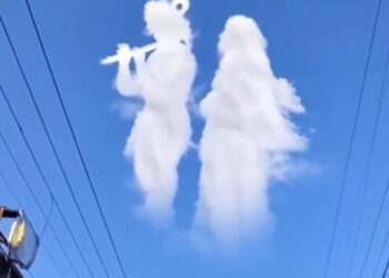 “मथुरा के आसमान में दिखे राधा-कृष्ण! बादलों में प्रकट हुआ दिव्य स्वरूप Viral Video”