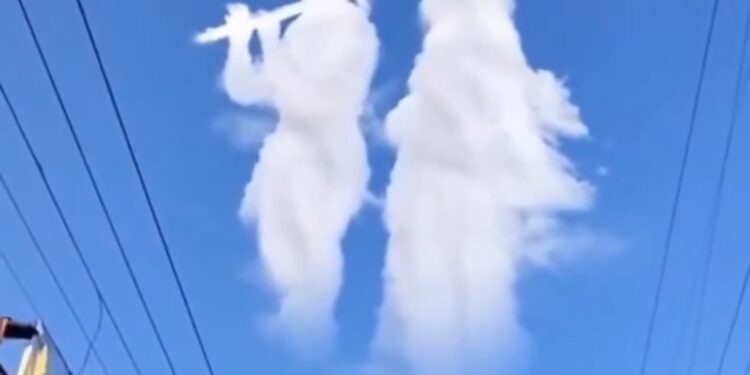 “मथुरा के आसमान में दिखे राधा-कृष्ण! बादलों में प्रकट हुआ दिव्य स्वरूप Viral Video”