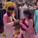 “बांके बिहारी मंदिर में VIP प्यार का तमाशा! भक्त लाइन में, कपल बना रहा वीडियो”