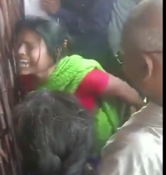 गैस नहीं मिली तो ‘मां महाकाली’ बन गई महिला! एजेंसी के सामने किया जोरदार प्रदर्शन