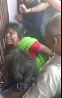 गैस नहीं मिली तो ‘मां महाकाली’ बन गई महिला! एजेंसी के सामने किया जोरदार प्रदर्शन