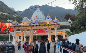 VIDEO नवरात्रि में उमड़ा आस्था का सागर! वैष्णो देवी में 2 लाख से ज्यादा भक्तों ने किए दर्शन 🙏🔥
