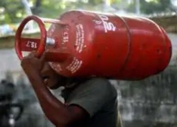 बुकिंग के बाद भी नहीं मिल रहा गैस सिलेंडर? तुरंत करें शिकायत  Bharat Gas, Indane, HP के नंबर जारी
