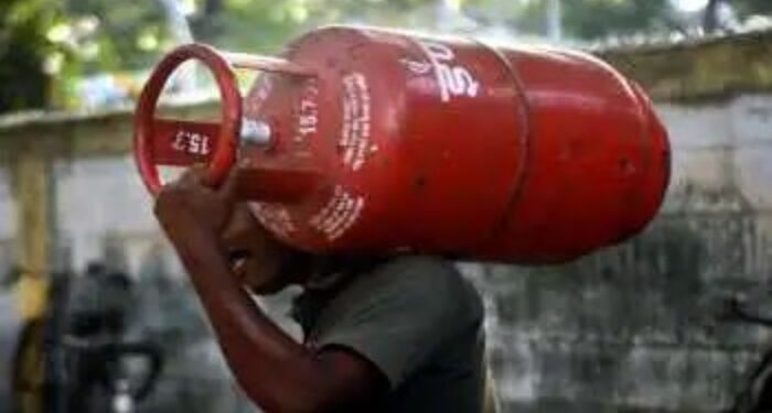 बुकिंग के बाद भी नहीं मिल रहा गैस सिलेंडर? तुरंत करें शिकायत Bharat Gas, Indane, HP के नंबर जारी