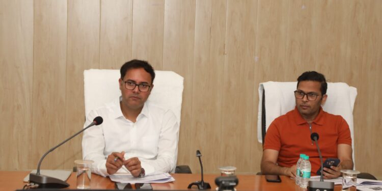 कलेक्टर श्री तिवारी ने राजस्व अधिकारियों के कार्यों की तहसीलवार की समीक्षा, दिए जरूरी निर्देश