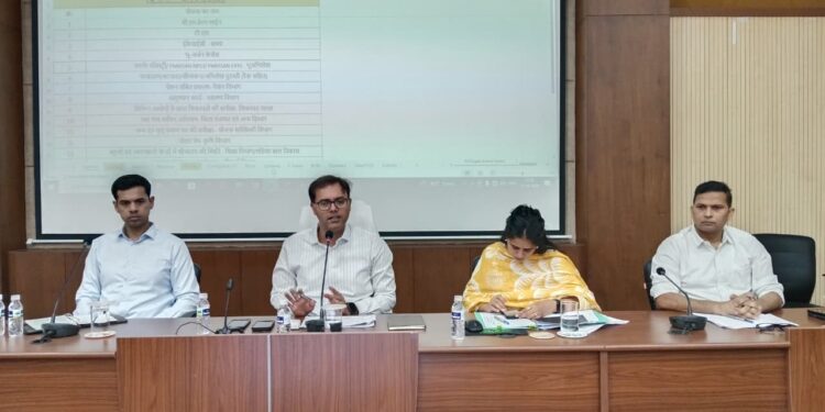 कलेक्‍टर ने 5 लापरवाह अधिकारियों को कारण बताओ नोटिस जारी करने के दिये निर्देश