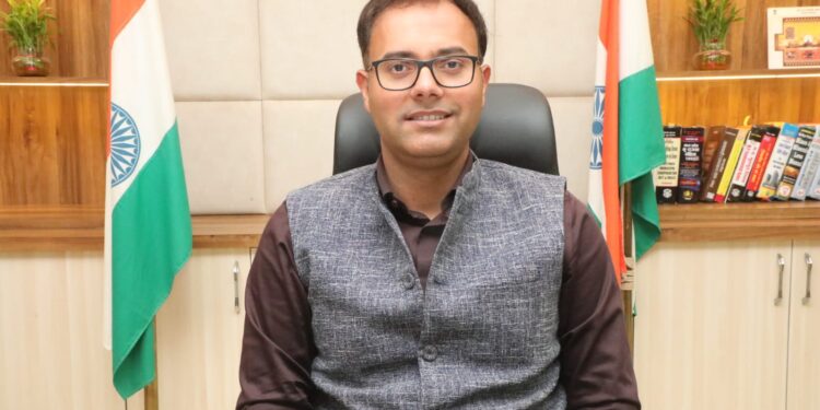 पशु चारे का जिले की सीमा के बाहर निर्यात प्रतिबंधित कलेक्टर श्री तिवारी ने जारी किया आदेश
