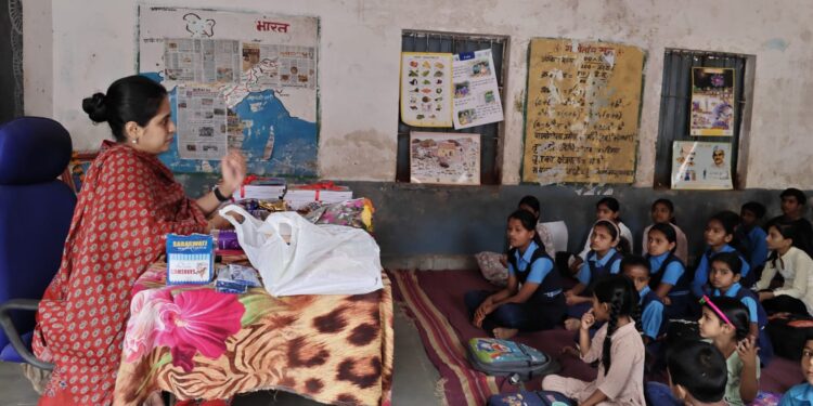जिला पंचायत सीईओ हरसिमरनप्रीत कौर ने किया बच्चों से संवाद