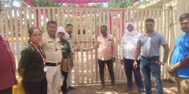 दिव्यांचल मैरिज गार्डन में निगम की टीम द्वारा तालाबंदी