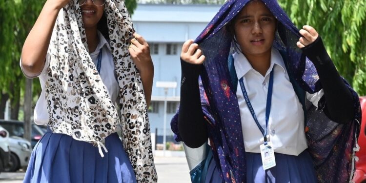 🔥 कटनी में भीषण गर्मी का कहर 44°C में स्कूल जा रहे मासूम बच्चे