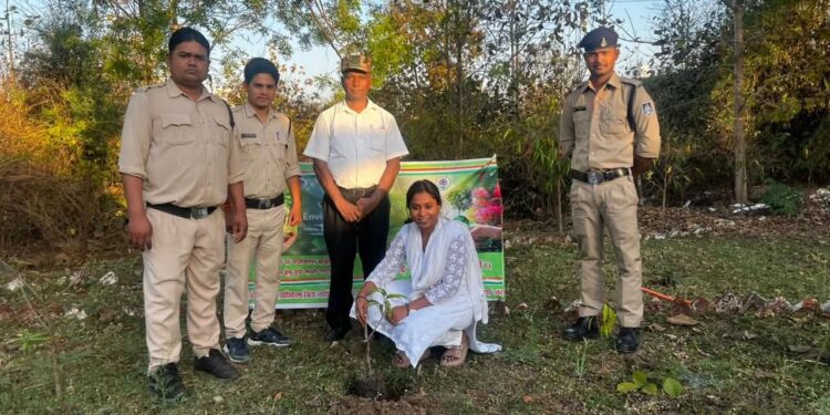 पर्यावरण संरक्षण का संदेश न्यायाधीश पूर्वी तिवारी ने किया पौधारोपण