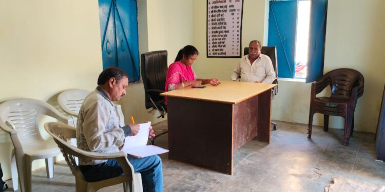 👉 बड़वारा CEO प्रभा तेकाम का एक्शन मोड! स्कूल पहुंचकर बच्चों से किया संवाद, जल गंगा कार्यों पर सख्त निर्देश