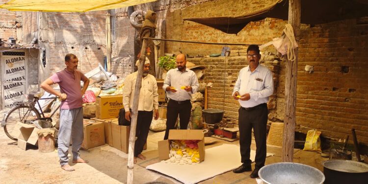 मिलावटखोरों पर प्रशासन का ताबड़तोड़ छापा! 2 गैस सिलेंडर जब्त, नमूने सील! 😱