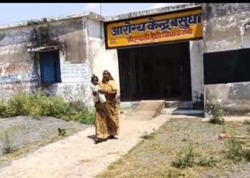 टीकाकरण दिवस पर भी लापरवाही: उप स्वास्थ्य केंद्र वसुधा में स्वास्थ्य कर्मियों की देरी से बच्चों की सेहत पर खतरा