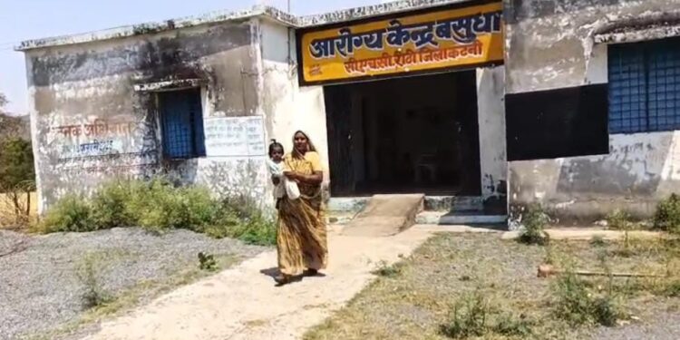 टीकाकरण दिवस पर भी लापरवाही: उप स्वास्थ्य केंद्र वसुधा में स्वास्थ्य कर्मियों की देरी से बच्चों की सेहत पर खतरा