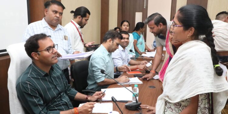 *कलेक्टर श्री तिवारी कलेक्ट्रेट में आयोजित जनसुनवाई में सुन रहे लोगों की समस्याएं* *अधिकारियों को दे रहे निराकरण के निर्देश*