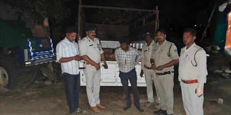 *सागौन तस्करों पर ढीमरखेड़ा पुलिस की बड़ी कार्रवाई* *सागौन से भरी पिकप सहित आरोपी गिरफ्तार*