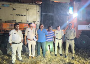 🚨 ढीमरखेड़ा में अवैध बोरिंग पर पुलिस का बड़ा एक्शन बोरिंग मशीन सहित 2 ट्रक जब्त