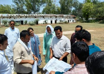 ढीमरखेड़ा में जनपद पंचायत के नए भवन हेतु भूमि का निरीक्षण विधायक धीरेन्द्र बहादुर