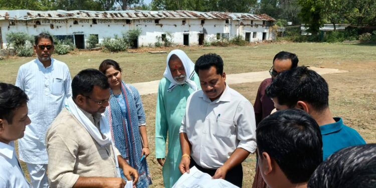 ढीमरखेड़ा में जनपद पंचायत के नए भवन हेतु भूमि का निरीक्षण विधायक धीरेन्द्र बहादुर