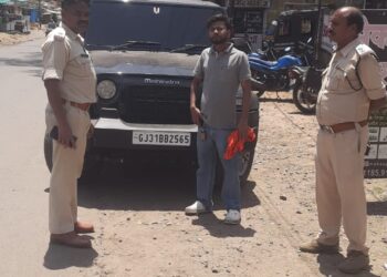 *थाना परासिया, तामिया मार्ग: काली फिल्म लगे वाहनों पर पुलिस की सख्ती*
