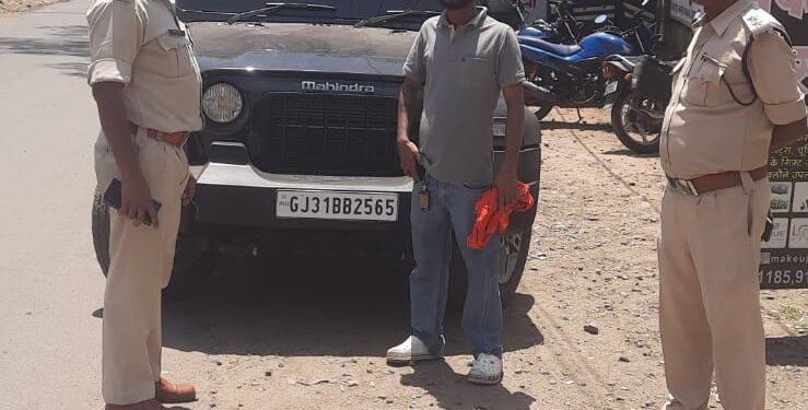 *थाना परासिया, तामिया मार्ग: काली फिल्म लगे वाहनों पर पुलिस की सख्ती*