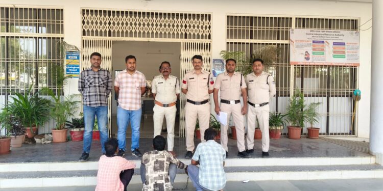 मंदिर में चोरी की घटनाओं को अंजाम देने वाला गिरोह चढ़ा कोतवाली पुलिस के हत्थे,*