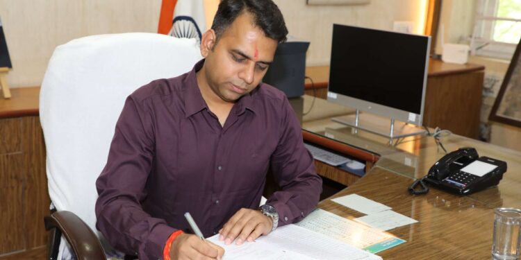 नर्मदापुरम कलेक्टर के रूप में आईएएस सोमेश मिश्रा ने संभाला पदभार….