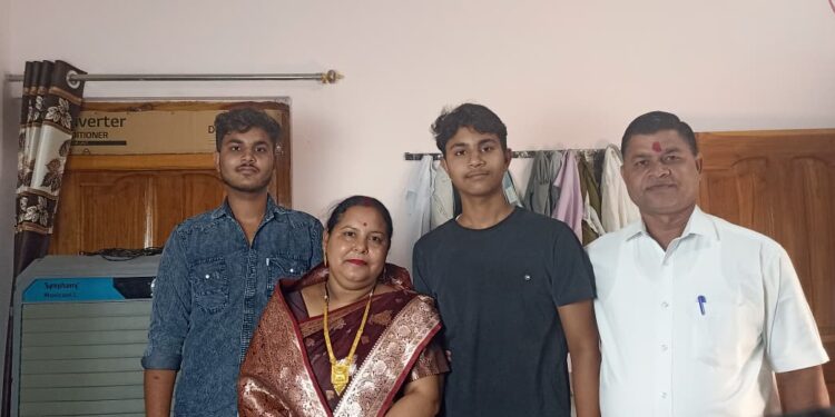 कछार गांव बड़ा के दो भाइयों ने 10 वीं और 12 वीं में टॉप का क्षेत्र को किया गौरवान्वित