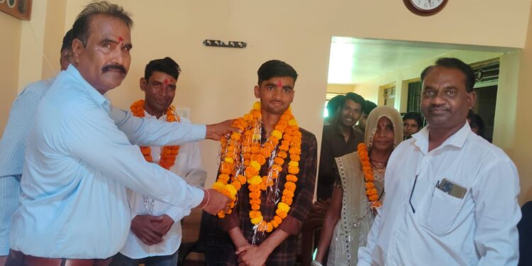 सिलौंडी स्कूल का गौरव: मयंक साहू ने 12वीं कला संकाय में जिले में किया टॉप, घर पहुंचकर हुआ सम्मान
