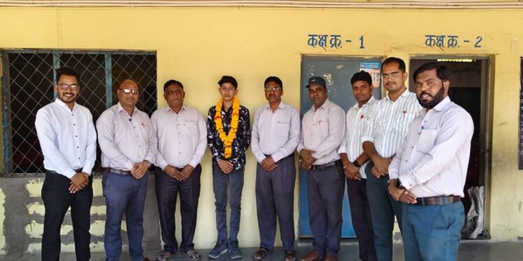 नेताजी सुभाष पब्लिक स्कूल के छात्र विवेक खजुरिया नगर में प्रथम।