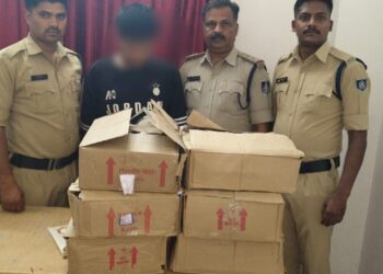 पुलिस ने बंजारा हिल्स कॉलोनी में किराए के घर से आरोपी सहित 54 लीटर अवैध शराब करीबन 18 हजार कीमत की पकड़ी…।