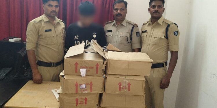 पुलिस ने बंजारा हिल्स कॉलोनी में किराए के घर से आरोपी सहित 54 लीटर अवैध शराब करीबन 18 हजार कीमत की पकड़ी…।