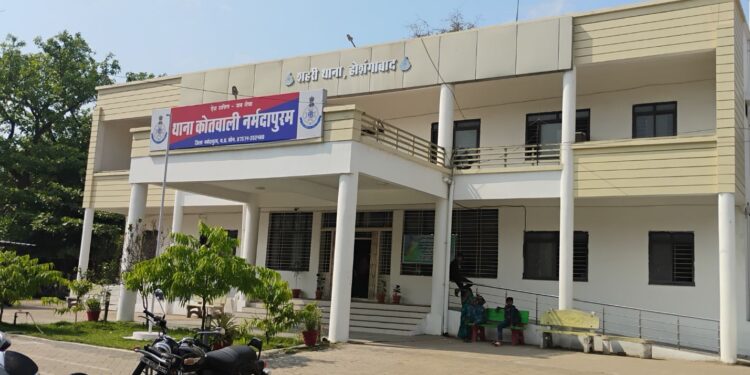 सोशल मीडिया पोस्ट को लेकर वकीलों के बीच हुआ विवाद,दोनों पक्षों पर दर्ज हुई FIR,मचा हड़कंप..!