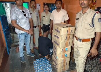 देहात थाना प्रभारी सौरभ पांडे के नेतृत्व में पुलिस टीम ने अवैध शराब का जखीरा एक घर से पकड़ा,शराब ठेकेदार की खोज शुरू..!