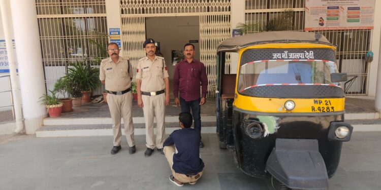 *शातिर वाहन चोर कोतवाली पुलिस की गिरफ्त में, घंटाघर से ऑटो चोरी कर एन.के.जे मरघटाई के पास छिपाया, कोतवाली पुलिस ने किया बरामद*
