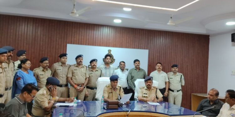 *छिंदवाड़ा के कोतवाली थाना परिसर से हुई मोटरसाइकिल चोरी के मामले में पुलिस ने एक अंतरराज्यीय चोर गिरोह का पर्दाफाश करते हुए कुल 19 मोटरसाइकिल (कुल मूल्य लगभग 12 लाख रुपये) बरामद की है*