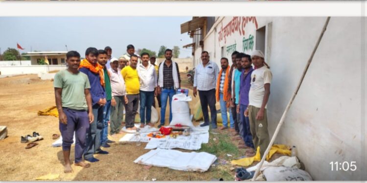 *जिले में अब तक 459 किसानों से 1 हजार मीट्रिक टन से अधिक गेहूं उपार्जित* *सबसे पहले छोटे रकवे के किसानों के गेहूं की हो रही खरीदी* *14 हजार से अधिक किसानों के स्लाट बुक*