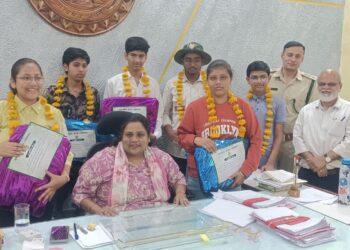 *वन विभाग के कर्मचारीयों के बच्चों को डीएफओ ने किया सम्मानित*