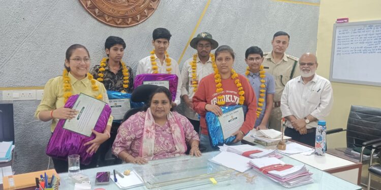 *वन विभाग के कर्मचारीयों के बच्चों को डीएफओ ने किया सम्मानित*