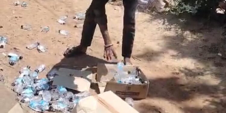 मोटरसाइकिल से अवैध शराब ले जा रहे युवक ने देवी पूजन को जा रहे परिवार को ठोका,,,