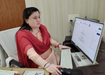 जिला पंचायत मुख्‍य कार्यपालन अधिकारी श्रीमती अनुपमा चौहान ने आज स्वयं ऑनलाइन स्व-गणना फॉर्म भरा…!