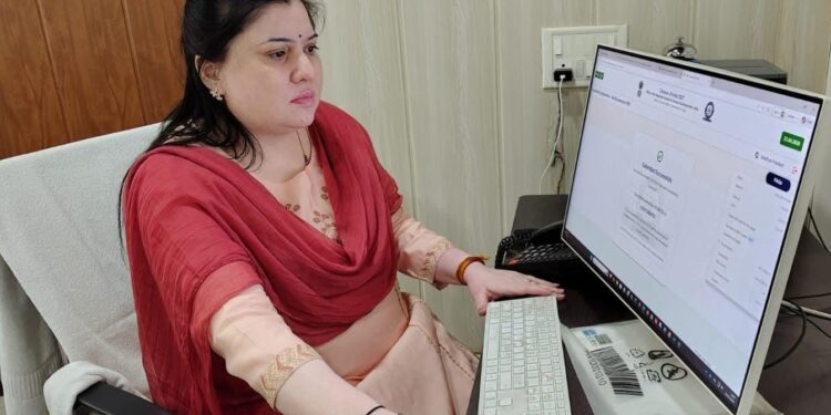 जिला पंचायत मुख्य कार्यपालन अधिकारी श्रीमती अनुपमा चौहान ने आज स्वयं ऑनलाइन स्व-गणना फॉर्म भरा…!