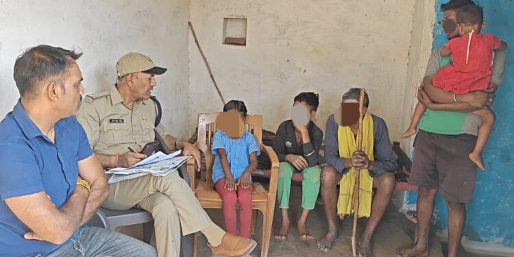 बाजार से गायब 10 वर्षीय बालिका दस्तयाब* *ढीमरखेड़ा पुलिस की कार्रवाई* मुस्कान अभियान” के तहत चौकी सिलौंडीं थाना ढीमरखेड़ा पुलिस ने नाबालिक बालिका को दस्तयाब कर परिजनो के किया सुपुर्द किया।