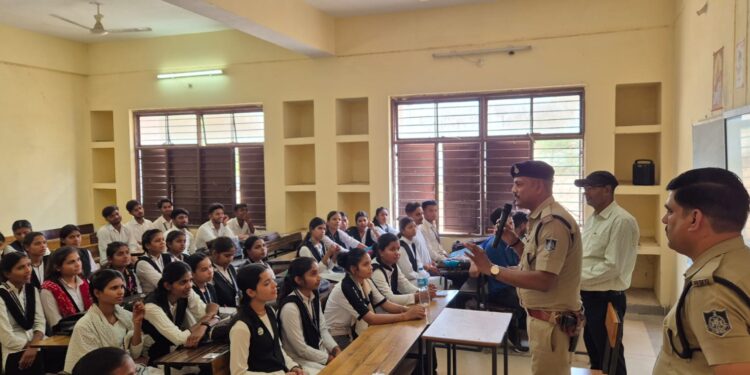 बड़वारा कॉलेज में पुलिस का जागरूकता अभियान दुर्घटना में मदद करने पर ₹5000 इनाम
