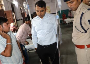 तवा पुल के पास देर रात ट्रैक्टर ट्राली और टवेरा वाहन की भीषण टक्कर,5 की मौत, प्रशासन गंभीर..!कलेक्टर और एसपी जिला अस्पताल में नर्मदापुरम पिपरिया स्टेट हाइवे सड़क हादसे के घायलों से मिलने पहुंचे