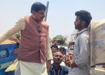 *ट्रॉली पर चढ़कर सीएम डॉ. मोहन ने किसानों से जाना हाल, दिए दिशा-निर्देश*  *- उपार्जन केंद्र की व्यवस्था देखने शाजापुर-खरगोन पहुंचे मुख्यमंत्री डॉ. मोहन यादव*