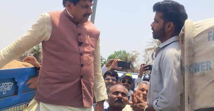 *ट्रॉली पर चढ़कर सीएम डॉ. मोहन ने किसानों से जाना हाल, दिए दिशा-निर्देश*  *- उपार्जन केंद्र की व्यवस्था देखने शाजापुर-खरगोन पहुंचे मुख्यमंत्री डॉ. मोहन यादव*